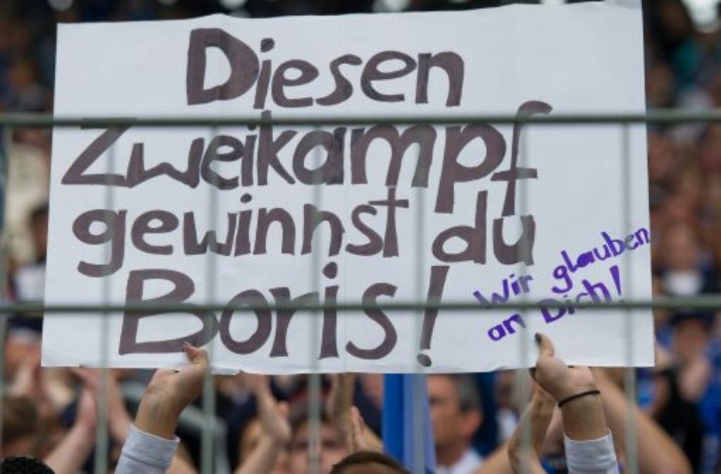 Ein weiblicher Hoffenheimer Fan hält nach Spielende der Partie gegen Augsburg am Samstag ein Plakat mit der Aufschrift Diesen Zweikampf gewinnst du Boris! in die Höhe.