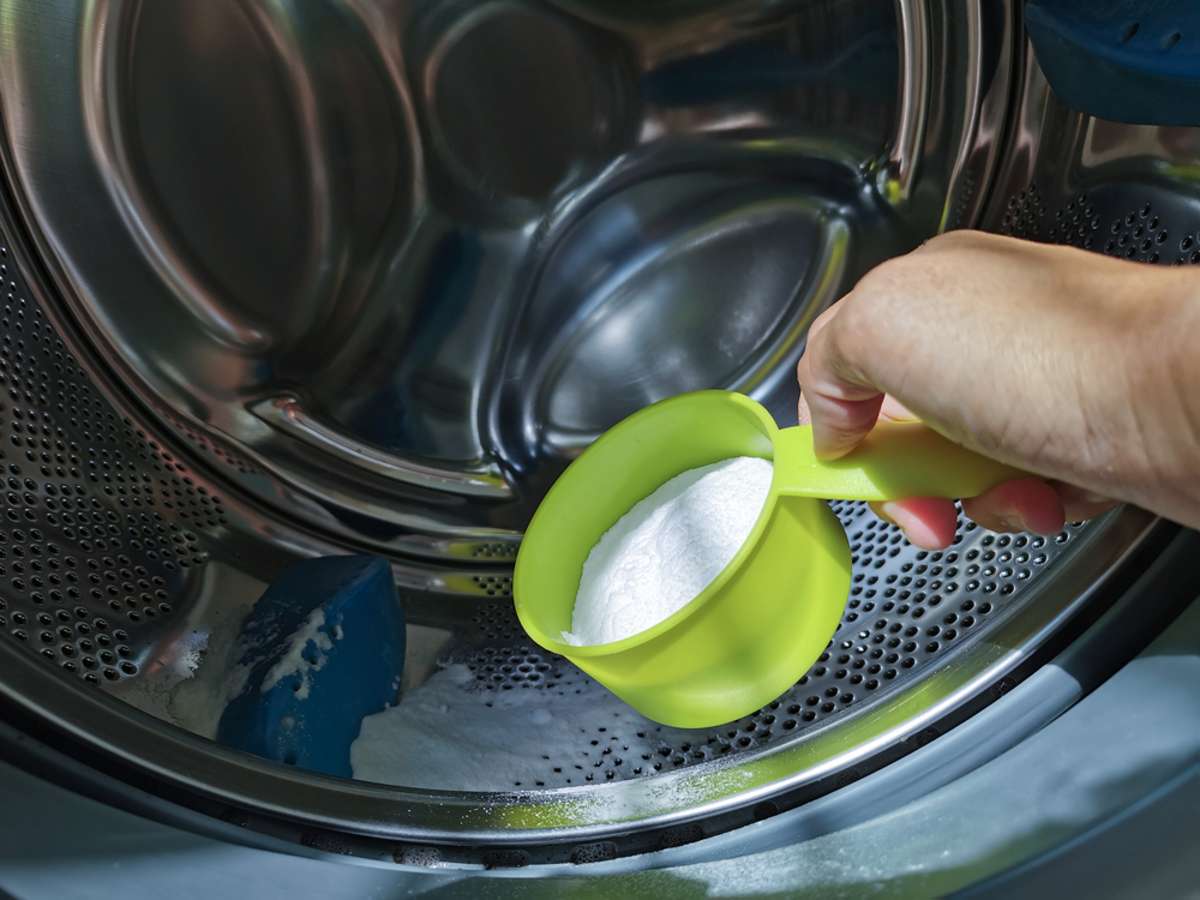 So setzen Sie Natron zur Waschmaschinenreinigung ein. Foto: Leestudio / shutterstock.com