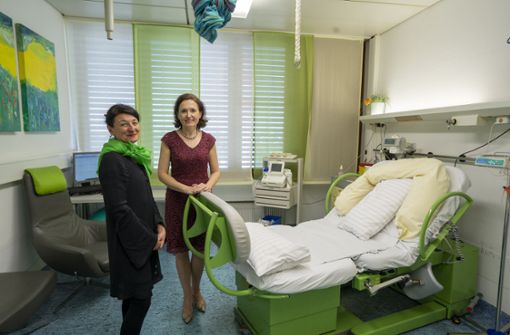 Noch im Mai hatten sich die Chefärztin der Gynäkologie, Monica Diac (rechts) und die Leitende Hebamme Cornelia Kraus über den Aufschwung in der hebammengeführten Geburtshilfe gefreut. Foto: Jürgen Bach