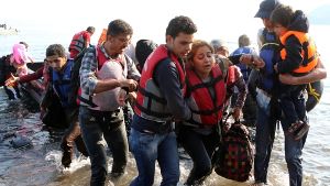 Flüchtlinge kommen auf der griechischen Insel Lesbos an. Foto: dpa