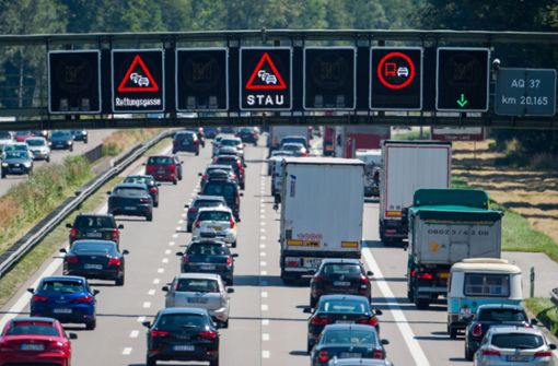 Am kommenden Wochenende brauchen Autofahrer wieder viel Geduld: In NRW und einigen Nachbarländern beginnt die Ferienrückreise. Foto: dpa