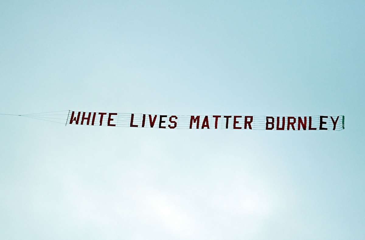 Manchster City Gegen Fc Burnley Flugzeug Mit White Lives Matter Banner Fliegt Uber Das Stadion Fussball Stuttgarter Nachrichten
