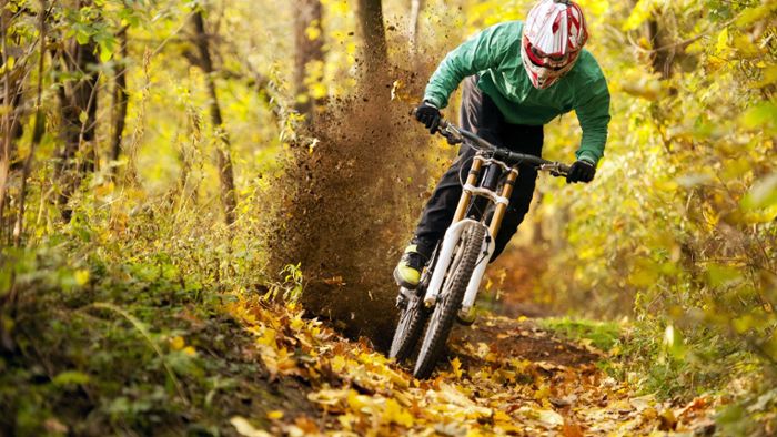Draht zwischen Bäumen gespannt – Biker verletzt