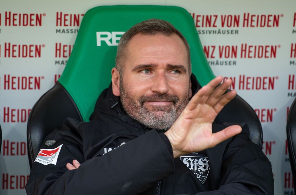 VfB-Trainer Tim Walter auf der Bank gegen Hannover 96.