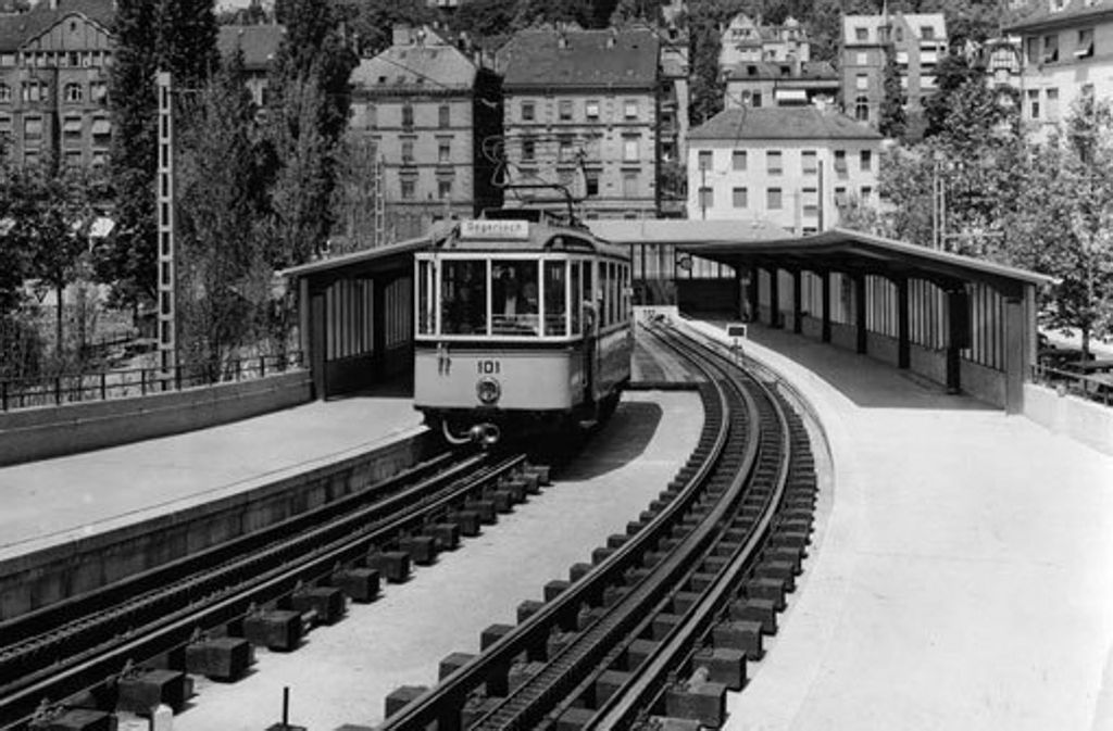 Ursprünglich endete die Zahnradbahn an der Filderstraße, also etwas oberhalb von der heutigen Endstation. Um die 1884 eingeweihte Zacke besser an den Straßenbahnverkehr anzuknüpfen wurde die Endhaltestelle 1936 über die Filderstraße auf den heutigen Marienplatz (damals Platz der SA) verlegt.