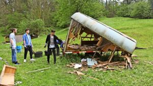 Das Bauwagenprojekt des Jugendhauses begann mit einer Abrissaktion. Foto: Stadt Ebersbach