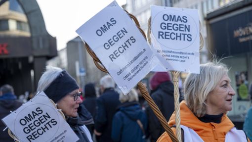 Die „Omas gegen rechts“ nehmen immer wieder an Demonstrationen gegen Rechtsextremismus teil, wie hier vor ein paar Tagen in Hannover. Foto: imago/Norbert Neetz