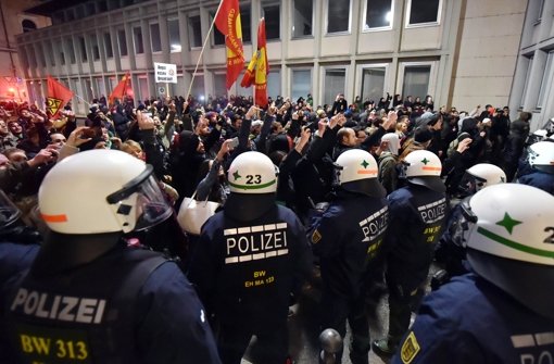 Bei Pegida- und Anti-Pegida-Demonstrationen in Karlsruhe sind am Mittwochabend vier Polizisten verletzt worden. Foto: dpa