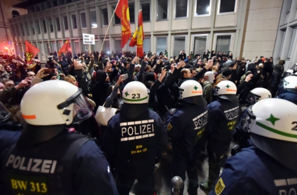Bei Pegida- und Anti-Pegida-Demonstrationen in Karlsruhe sind am Mittwochabend vier Polizisten verletzt worden. Foto: dpa