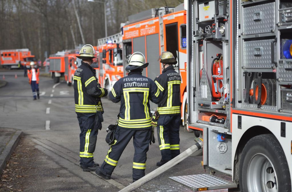 Ein Brand in einer Tiefgarage in Stuttgart-Asemwald hat am Dienstagvormittag einen Großeinsatz der Feuerwehr ausgelöst.
