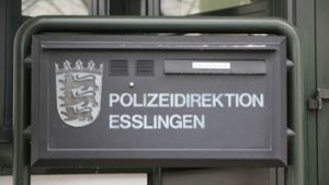 Die Esslinger Polizei rückt aus und reißt zwei Verliebte aus ihrer Zweisamkeit. Foto: Pascal Thiel