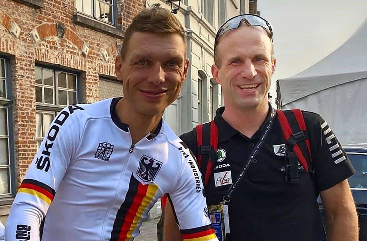 Verbandsarzt Matthias Baumann mit dem mehrmaligen Zeitfahr-Weltmeister Tony Martin. Foto: red