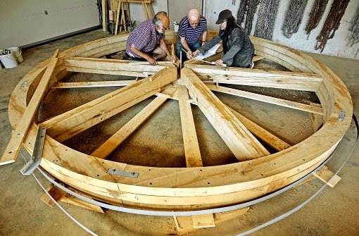 Maßarbeit aus Eichenholz –  eine Gruppe Ehrenamtlicher verhilft der Sägemühle zu einem neuen Rad. Foto: Eppler