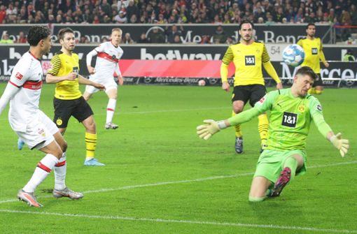Und wieder ist eine große Chance weg: Omar Marmoush hebt den Ball über BVB-Keeper Gregor Kobel, allerdings auch knapp übers Tor. Foto: Baumann