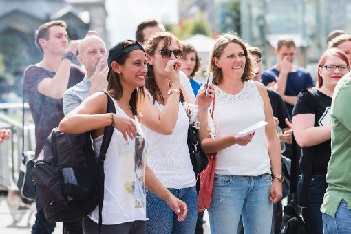 Hunderte junge Stuttgarter machten auf dem Schloßplatz klar, was sie von Fremdenfeindlichkeit halten. Foto: Eyb