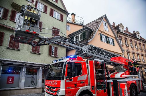 Die Feuerwehr musste zwei Bewohner aus ihrer Wohnung in der Esslinger Altstadt retten. Sie wurden in ein Krankenhaus gebracht. Foto: SDMG