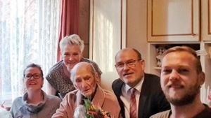 Gustav Gerneth (Dritter von links) feiert seinen 114. Geburtstag. Foto: dpa/---