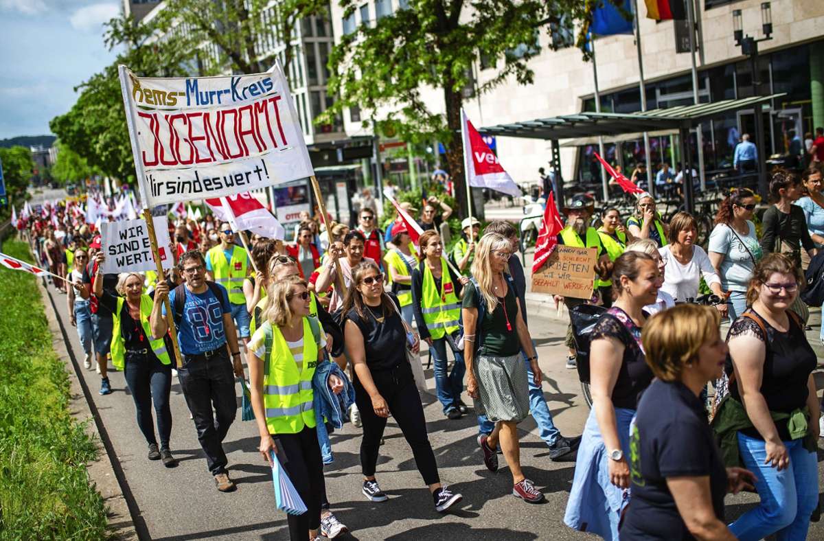 Der Demonstrationszug vom Stadtgarten zum Schlossplatz in Stuttgart war am Donnerstag größer als von der Gewerkschaft erwartet.