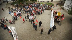 Viele Mitarbeiter von ATB haben in Welzheim gegen den drohenden Arbeitsplatzabbau demonstriert. Foto: Gottfried Stoppel
