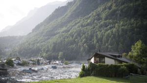 Im Schweizer Kanton Graubünden haben eine Woche nach dem verheerenden Felssturz (s. Foto) erneut zwei Bergstürze mehrere Häuser zerstört. Foto: Archiv/dpa