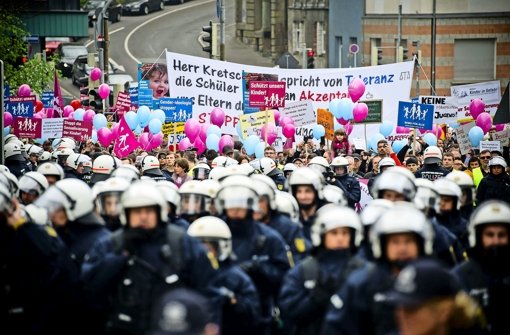 Demo gegen Bildungsplan: Massive Polizeikräfte müssen Linke und Rechte auseinander halten Foto: Max Kovalenko