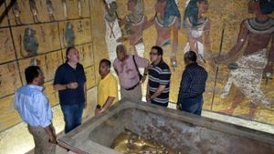 Nicholas Reeves (2.v.l.) und Ägyptens Minister für Altertümer  Mamdouh Eldamaty (3.v.l.) im Grab von Tutanchamun. Foto: dpa