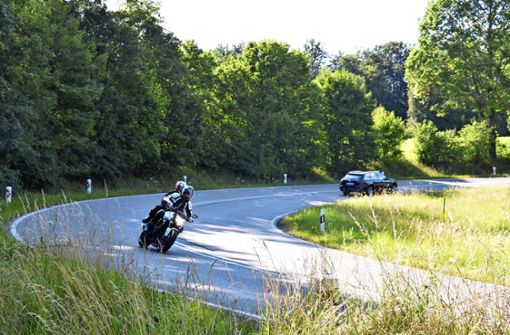 Anwohner klagen seit Jahren darüber, dass vor allem Motorradfahrer mit hoher Geschwindigkeit und Lautstärke die S-Kurve durchfahren. Foto: Sandra Hintermayr