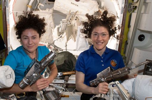 Frauenpower auf der ISS: die US-Astronautinnen Christina Koch (r.) und Jessica Meir Foto: dpa/NASA
