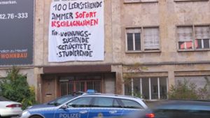 Der Wohnungsleerstand ärgert viele – im August weisen Demonstranten mit einem Transparent an einem Gebäude in der Haußmannstraße  unmissverständlich darauf hin. Foto: Marc Schieferecke
