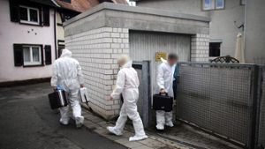 Beamte des Hessischen Landeskriminalamtes verlassen in Schwalbach am Taunus (Hessen) einen Fundort, an dem Leichenteile entdeckt worden sind. Foto: dpa