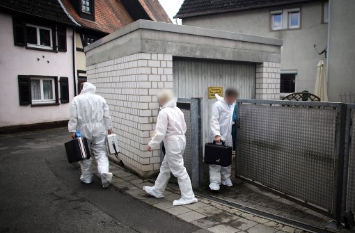 Beamte des Hessischen Landeskriminalamtes verlassen in Schwalbach am Taunus (Hessen) einen Fundort, an dem Leichenteile entdeckt worden sind. Foto: dpa