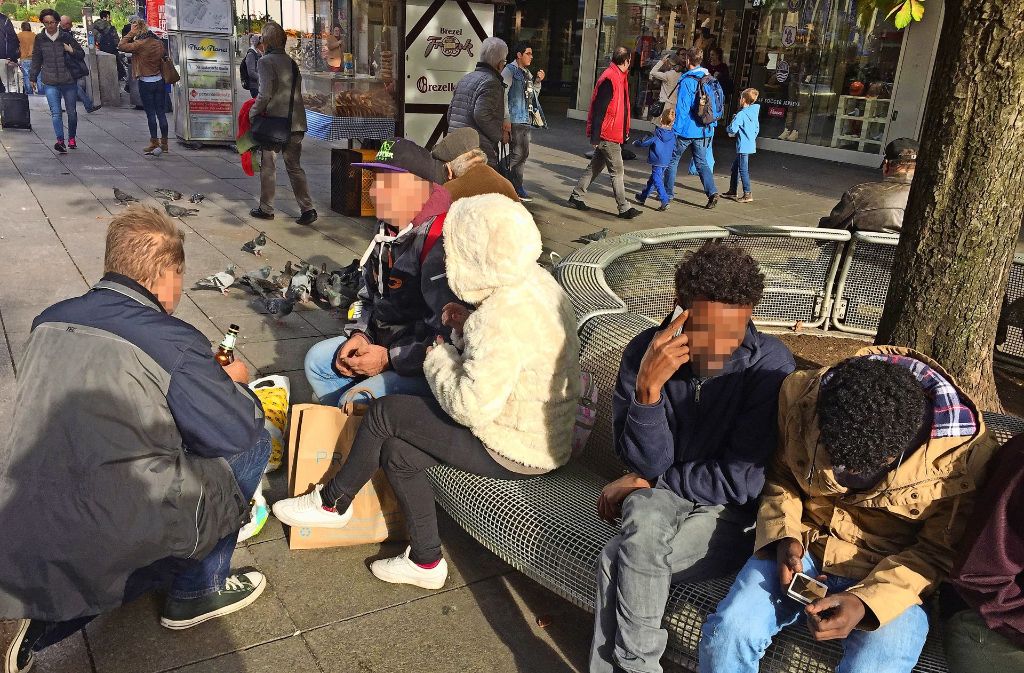 Die Stadt Stuttgart will durch den Abbau von Sitzbänken verhindern, dass Obdachlose  auf der Königstraße lagern. Foto: dpa