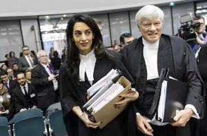 Mit Akten bepackt und in schwarzer Robe: Amal Clooney am Europäischen Gerichtshof für Menschenrechte. Foto: dpa