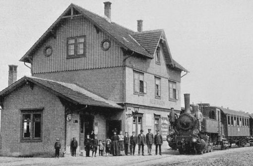 Das Bahnhofsgebäude in Neuhausen mit einer Dampflok im Jahr 1906 Foto:  