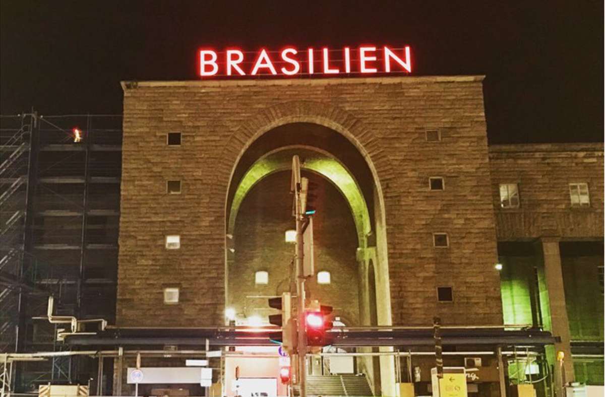 Brasilien steht auf einem großen Schriftzug am Stuttgarter Hauptbahnhof Foto: StZN/Jonas Schöll