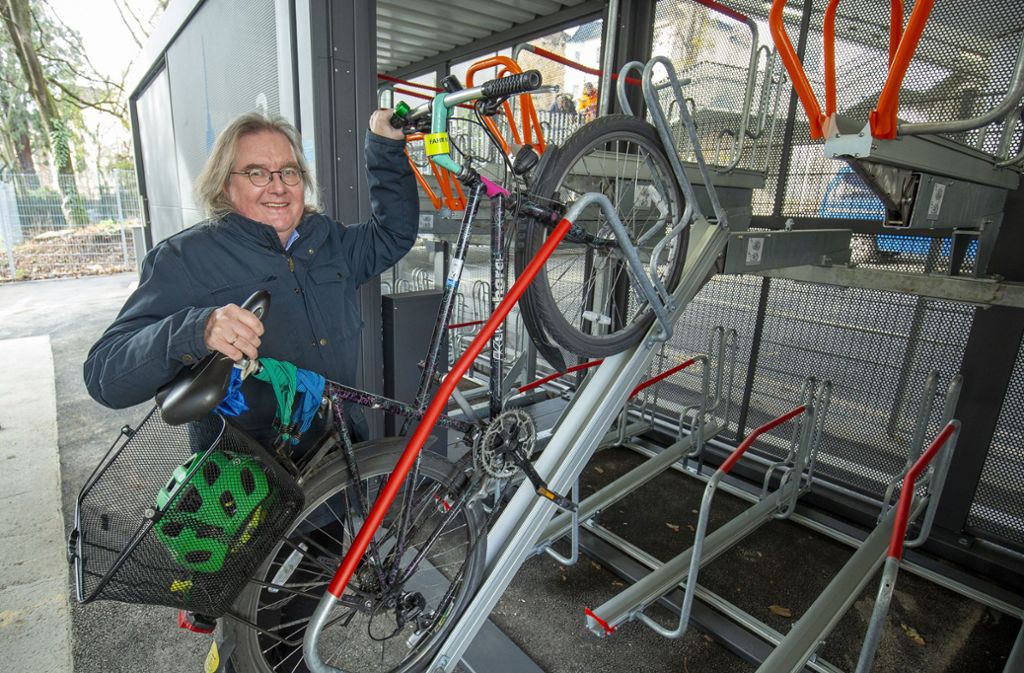 Bürgermeister Peter Pätzold parkt sein Fahrrad ein