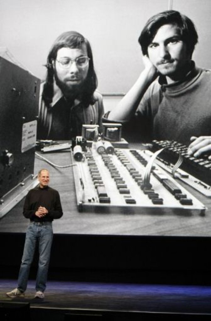 Den ersten Prototypen des Apple I bauen sie in der Garage von Jobs Eltern - ein einfacher Computer aus einer Platine und einem Gehäuse, den sie mehr als 200 Mal über eine Computerkette verkaufen.