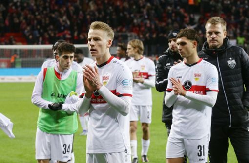 Ein bisschen Applaus – mehr gab’s für den VfB Stuttgart in Leverkusen nicht zu holen. Foto: Baumann/Hansjürgen Britsch