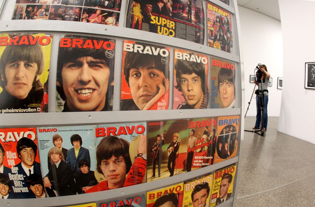Ein Ständer mit Coverfotos der Musikzeitschrift Bravo aus den 1960er und 1970er Jahren.
