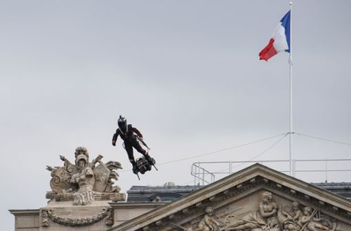 Auf einem Flyboard stellte ein früherer Jet-Ski-Weltmeister seine Flugkünste in Paris dar. Foto: AFP