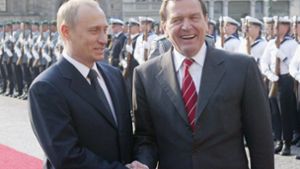 Ziemlich beste Freunde: der Russische Präsident Wladimir Putin und der damalige Bundeskanzler Gerhard Schröder im Jahr 2002. Foto: imago//Eckehard Schulz