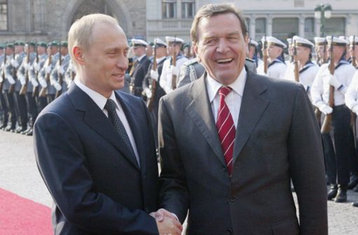 Ziemlich beste Freunde: der Russische Präsident Wladimir Putin und der damalige Bundeskanzler Gerhard Schröder im Jahr 2002. Foto: imago//Eckehard Schulz