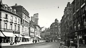 Der heutige Rotebühlplatz im Jahr 1942 – im Hintergrund ragt der Tagblattturm in die Höhe. In der Bildergalerie zeigen wir einige Beispielfotos aus dem Bestand. Foto: Stadtarchiv Stuttgart