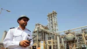 Iranischer Wachmann vor Ölanlage – steigende Energiekosten sind ein globales Konjunkturrisiko. Foto: dpa/Abedin Taherkenareh