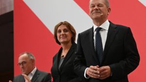 Britta Ernst neben Olaf Scholz am Wahlabend – der SPD-Kanzlerkandidat strahlte Zufriedenheit aus. Foto: AFP/CHRISTOF STACHE