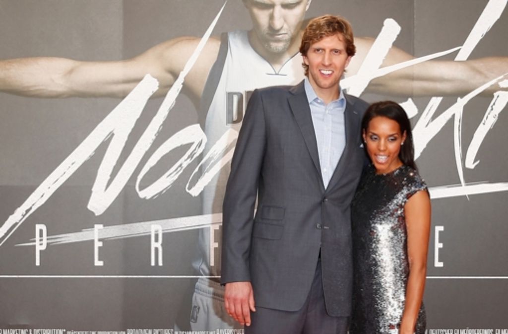 Basketballstar Dirk Nowitzki mit seiner Frau Jessica bei der Filmpremiere in Köln