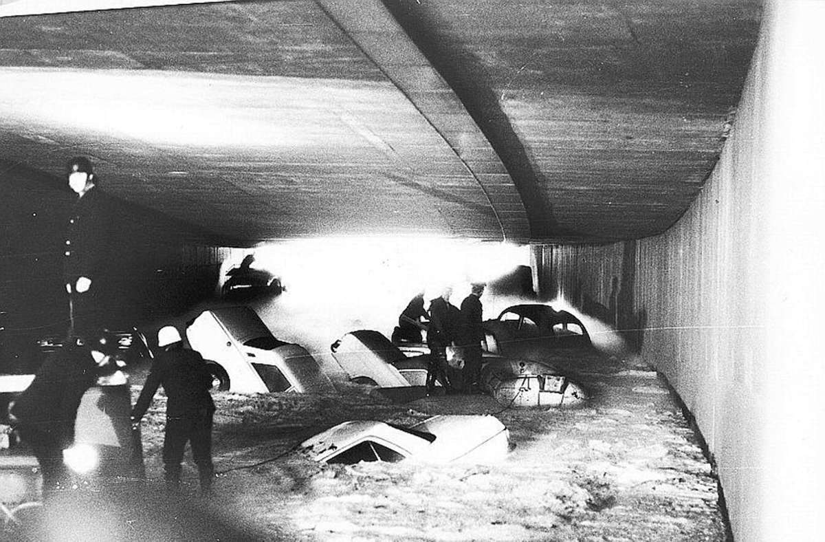 Rettungsversuche in einem Stuttgarter Tunnel im August 1972 Foto: /Feddersen