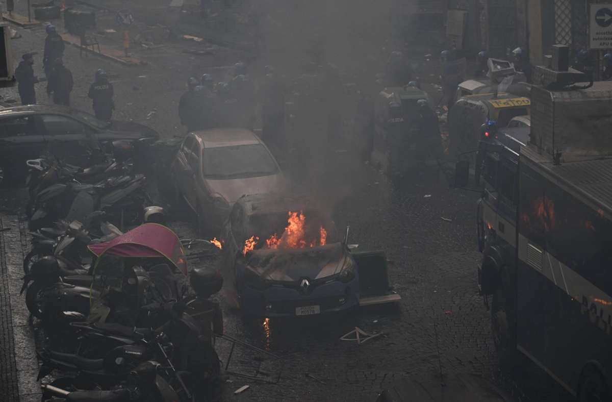 Bei den Krawallen in Neapel wurden auch Autos angezündet.