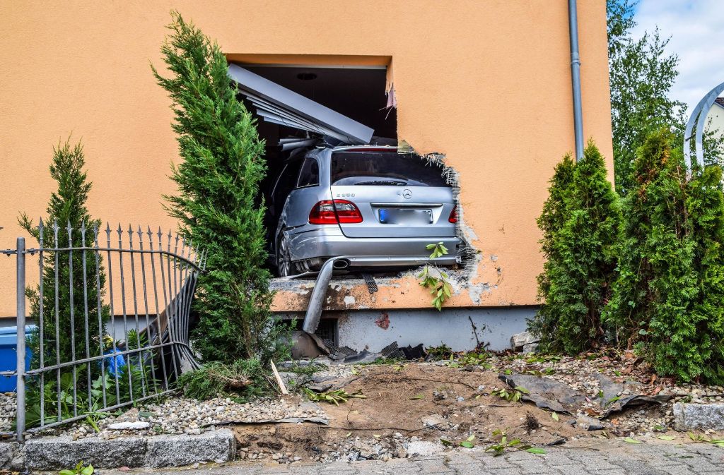 In Linkenheim-Hochstetten ist es am Sonntag zu einem spektakulären Unfall gekommen.