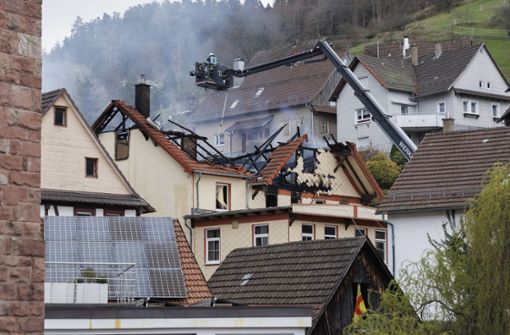 Vor dem Brand in einem Haus in Gernsbach soll es dort Streit zwischen mehreren Bewohnern gegeben haben. Foto: dpa/Julian Rettig